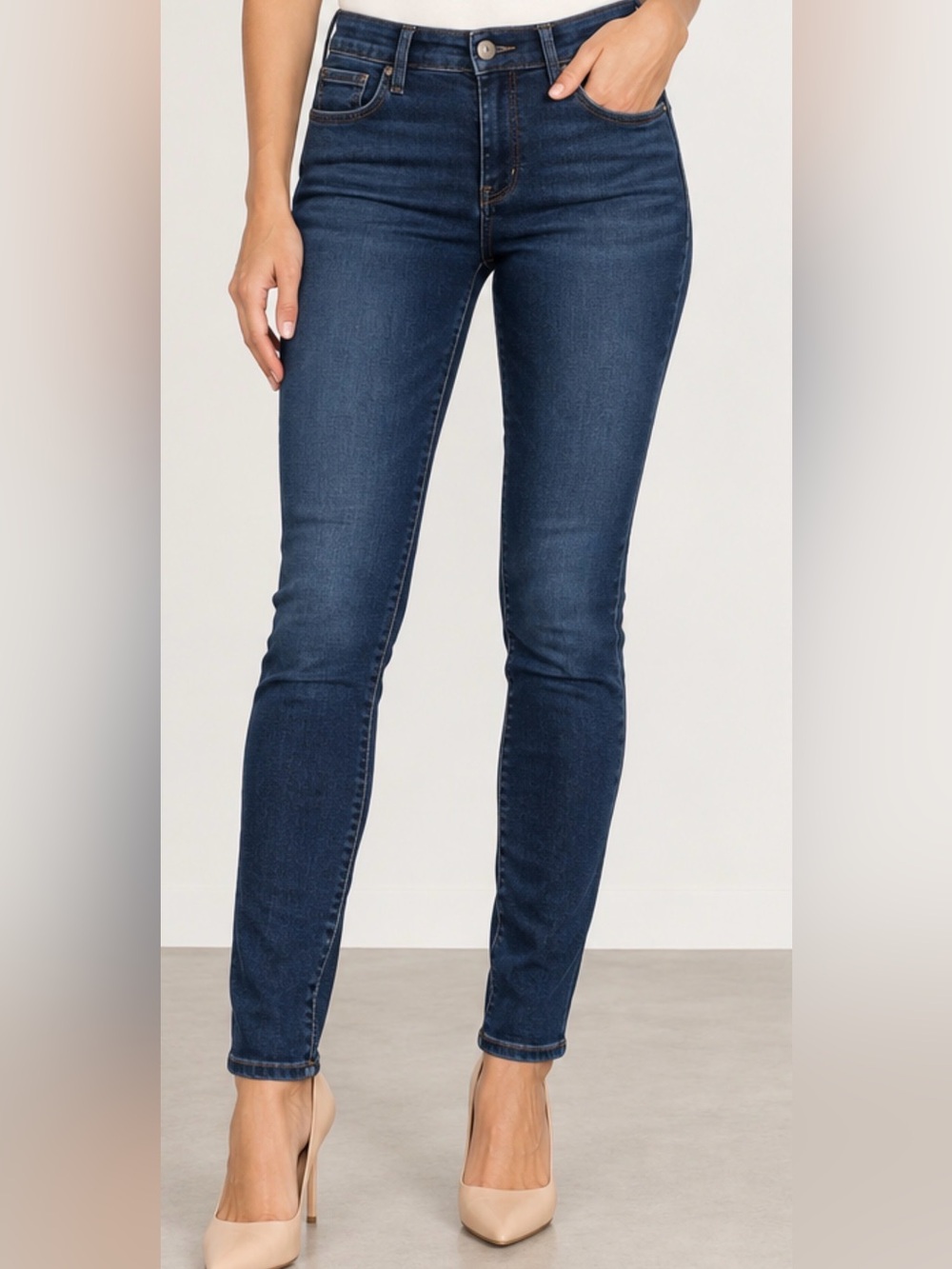 Joe’s Jeans Dark-Wash Skinny Jeans
Waist 15”. Rise 9”. Inseam 27”